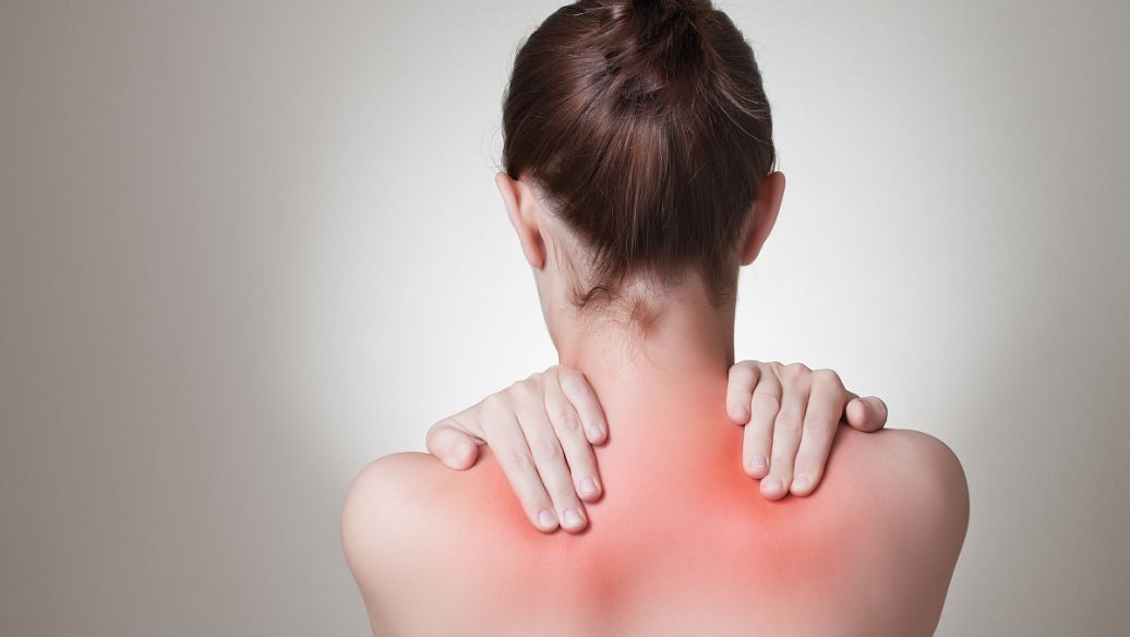 郑州痛风风湿医院讲解引起肩周炎出现的原因，要及时注意