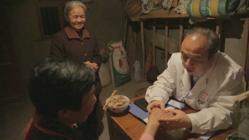 郑州痛风风湿病医院专家王怀庆责任驱使他立即参与到“风湿村”的援助 郑州痛风风湿病医院专家王怀庆责任驱使他立即参与到“风湿村”的援助