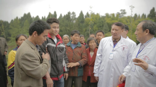 郑州痛风风湿病医院专家王怀庆责任驱使他立即参与到“风湿村”的援助 郑州痛风风湿病医院专家王怀庆责任驱使他立即参与到“风湿村”的援助