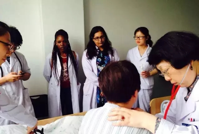 首都医科大学宣武医院风湿免疫科主任 李小霞主任医师/教授/博士(硕士)生导师 首都医科大学宣武医院风湿免疫科主任 李小霞主任医师/教授/博士(硕士)生导师